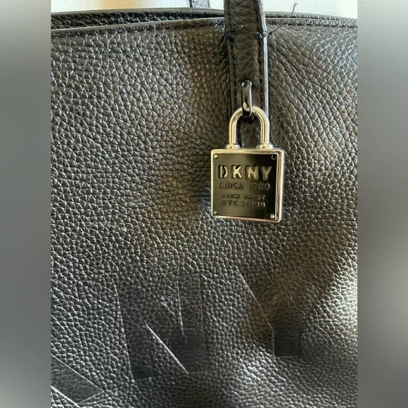 GUC: A beautiful black leather DKNY tote - Picture 14 of 16